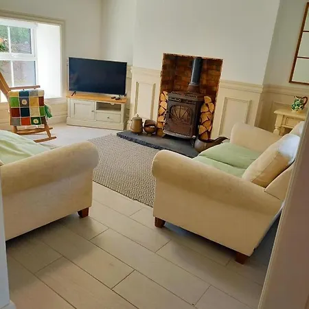 Дом отдыха Centrally Located 2 Bedroom Style House